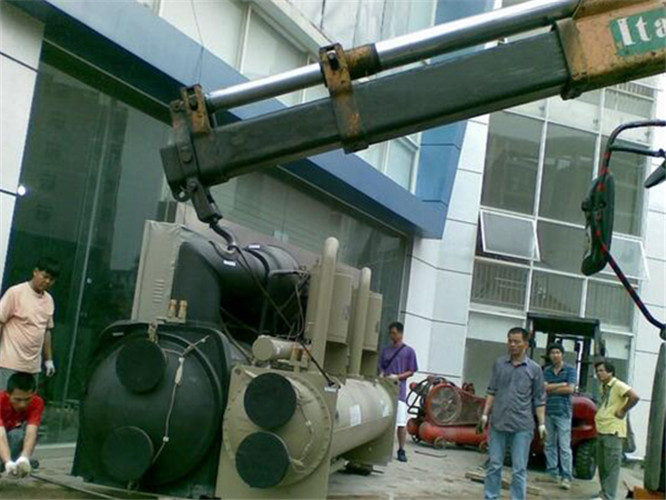 下陆区随车吊和汽车吊的核心区别是什么？哪种更省钱？